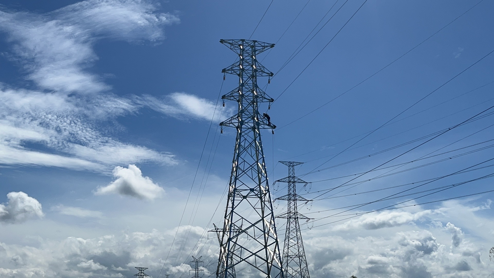 巴科洛德65MWp ARECO输电线路工程架线项目顺利完成