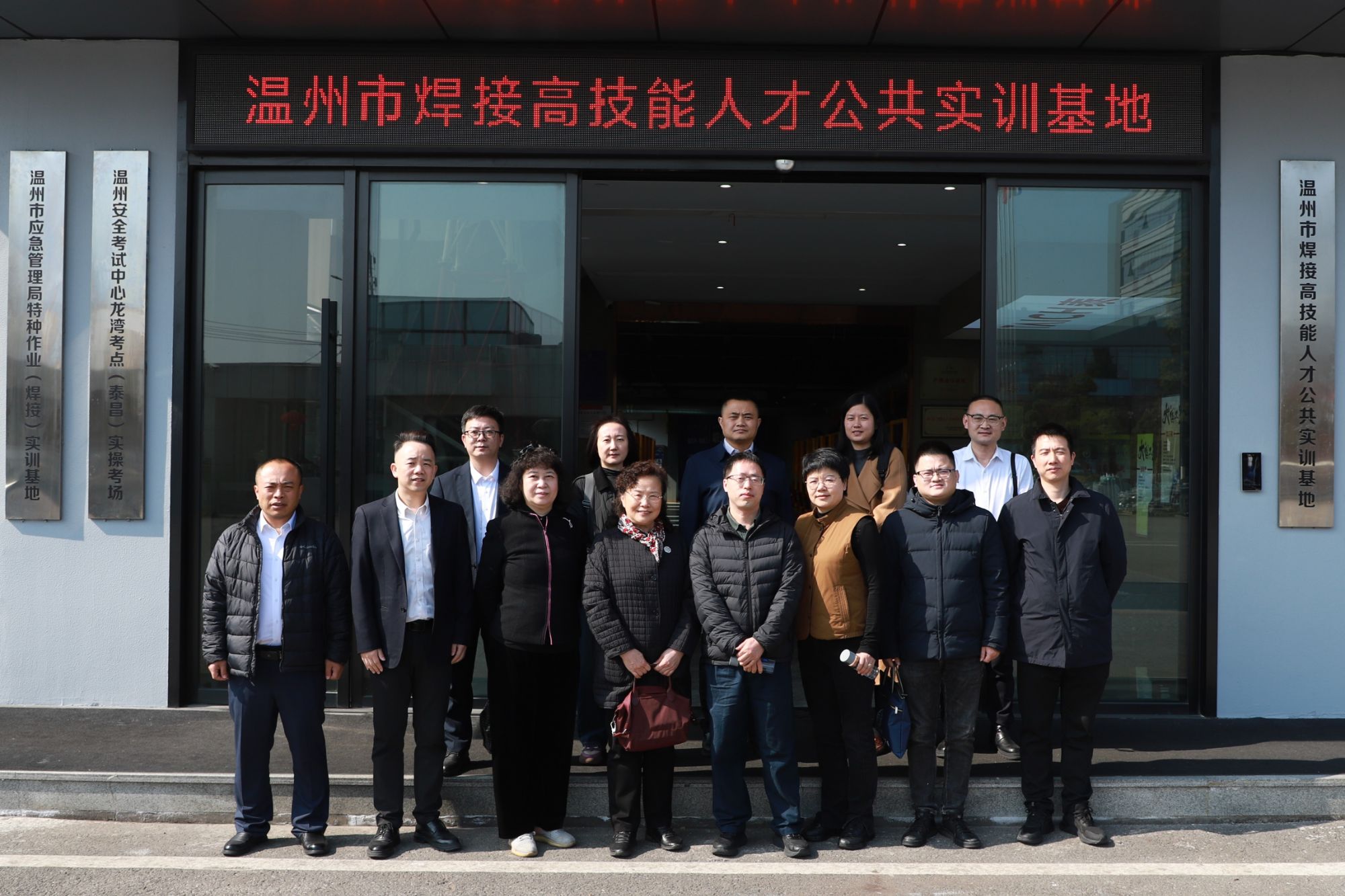 中国劳动和社会保障科学研究院专家一行赴铁塔公司调研合影.jpg